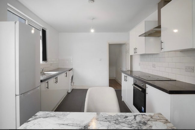 Spacious Rooms Available in a terraced house L13 Main Photo
