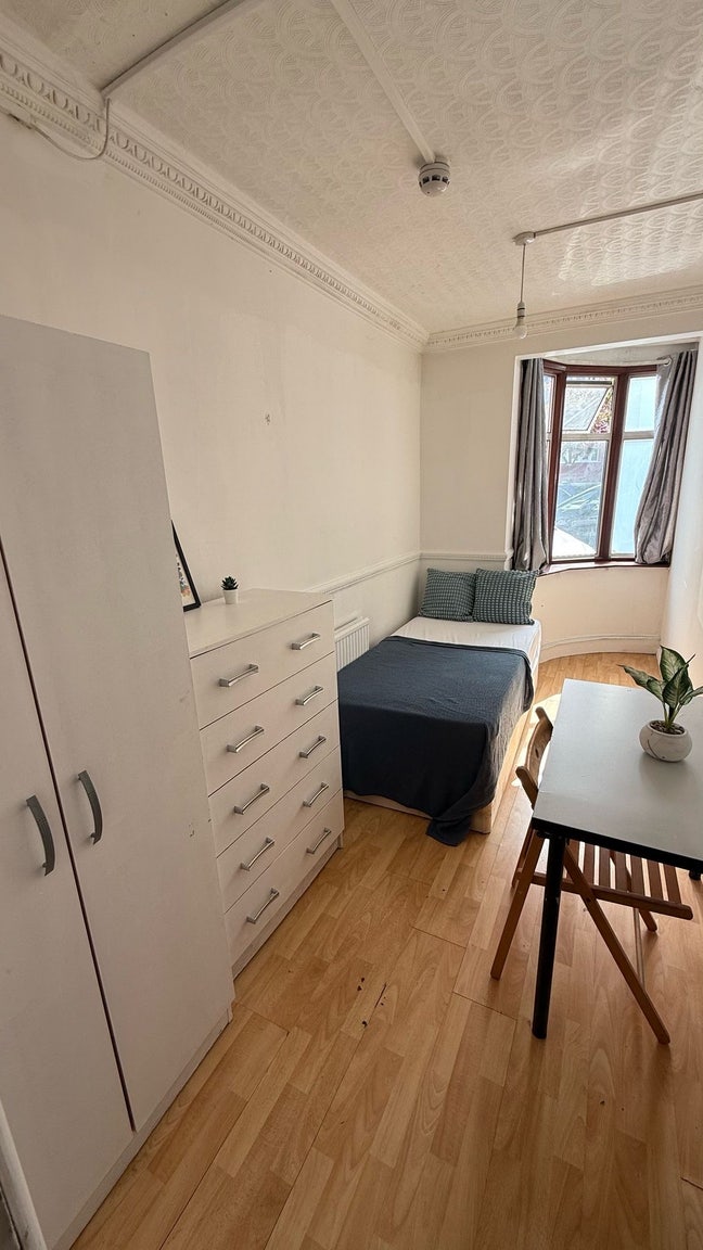 Cozy Single Toom 1’ to Neasden Shopping Center Main Photo