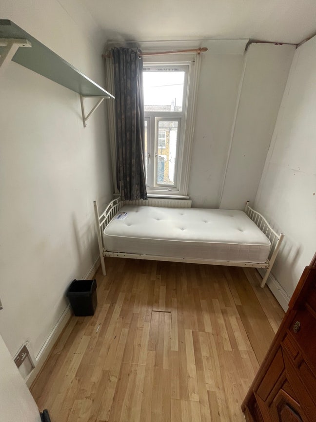 Good sized single room Main Photo