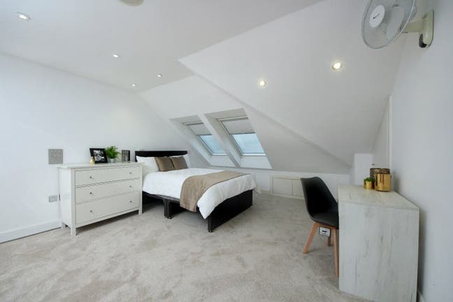 Spacious Top Floor Room | SW16 Main Photo
