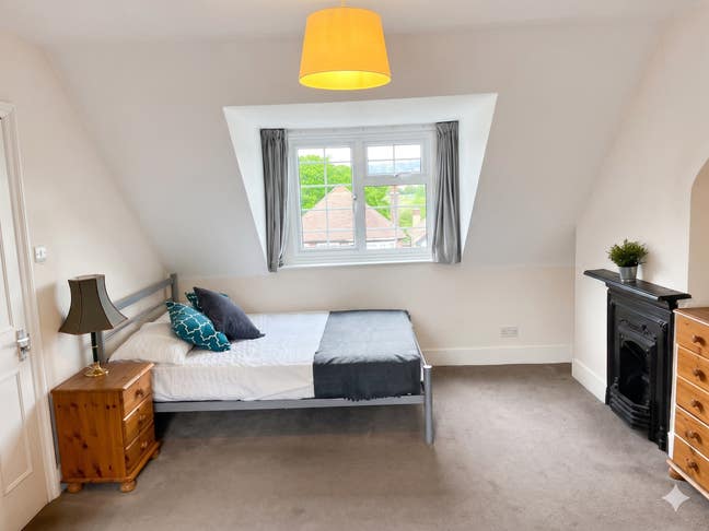 Large Top-Floor Room Ultra Privacy in Norbury! ☀️ Main Photo