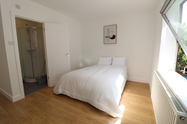 Modern Ensuite + Double Rooms by High Street  Main Photo