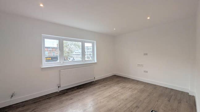 184GH-Newly Renovated 2-BED/1-BATH Flat -1st Floor Main Photo