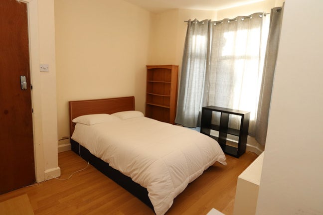Move in Now!- 3 Min Walk to the Station  Main Photo