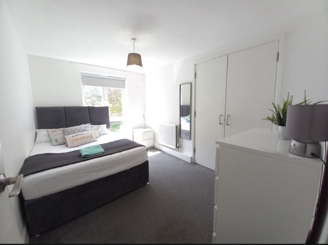 Great Double and Lovely En-Suite*W4 by the River Main Photo