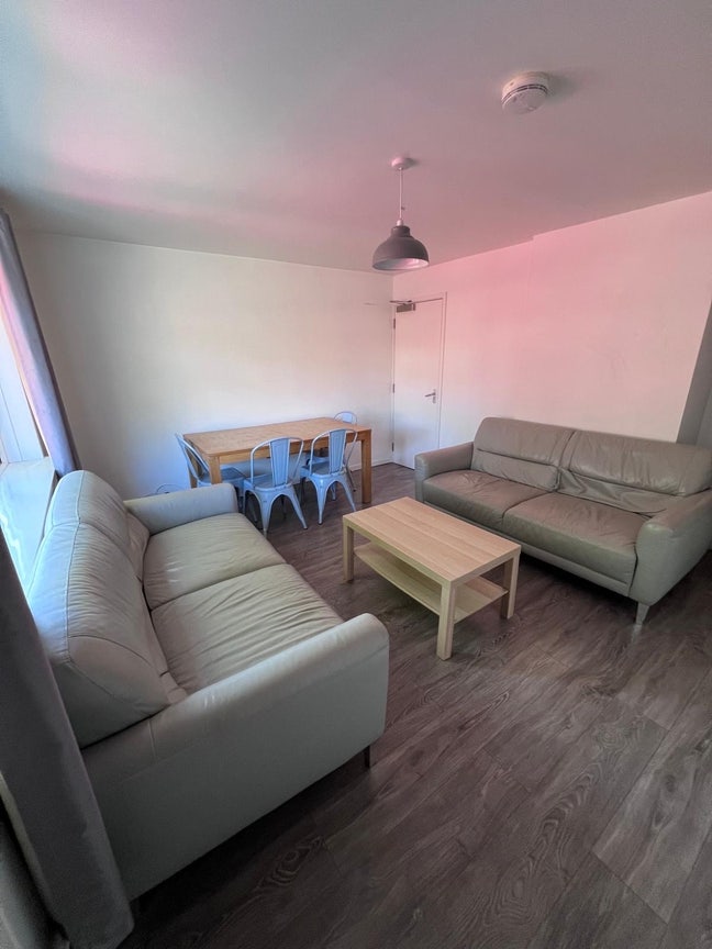 Large Double and Medium Double rooms to rent Main Photo