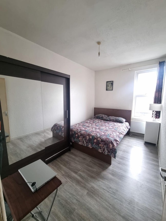 Room to rent in shared accommodation  Main Photo