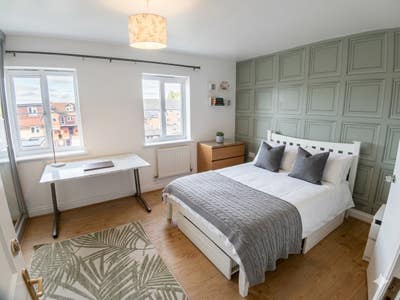 Ensuite for Working Professionals in Watford Main Photo