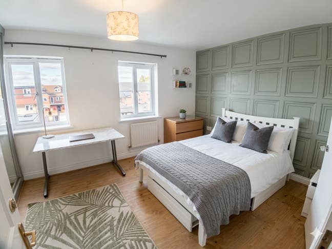 Ensuite for Working Professionals in Watford Main Photo