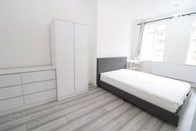 Modern Rooms Steps from Elizabeth Line - W5 Main Photo