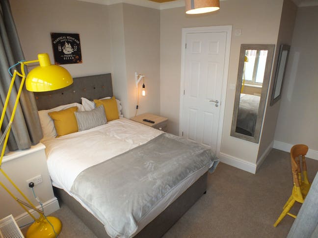 Stunning, Large Ensuite Room! Amazing Location Main Photo
