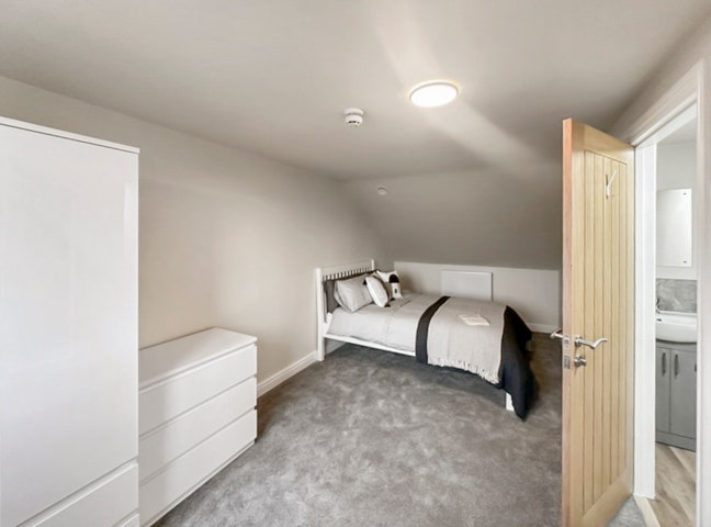 Top Floor Ensuite Room Main Photo