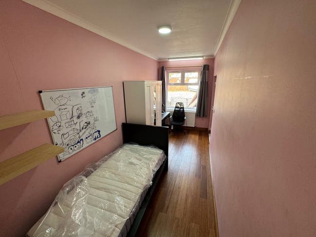 Spacious & Stylish 3-Bedroom Home in East Ham Main Photo