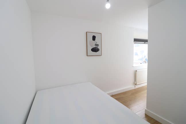 Double room next to KilburnHigh Road Available now Main Photo