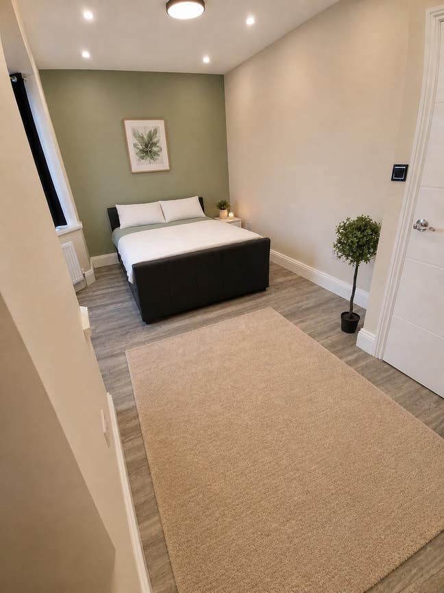 Large Master Room for Couple – E17 4HS | Bills Inc Main Photo