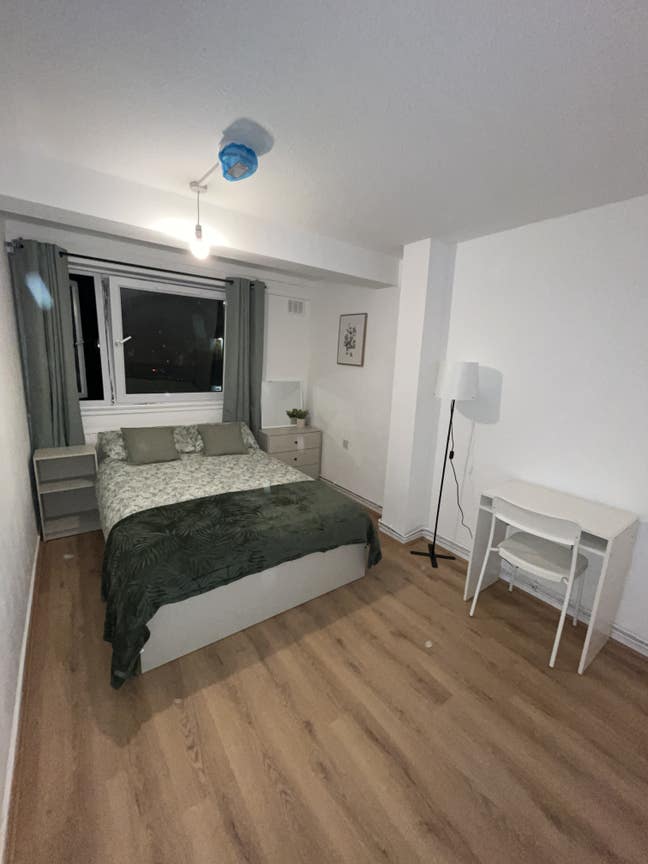 Newly Refurbished Rooms in E3 | 3 mins to Mile End Main Photo