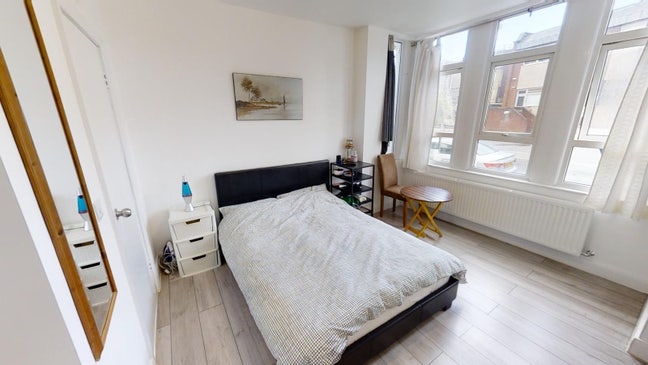 3 Double Ensuite Bedroom Flat, Private Garden! Main Photo