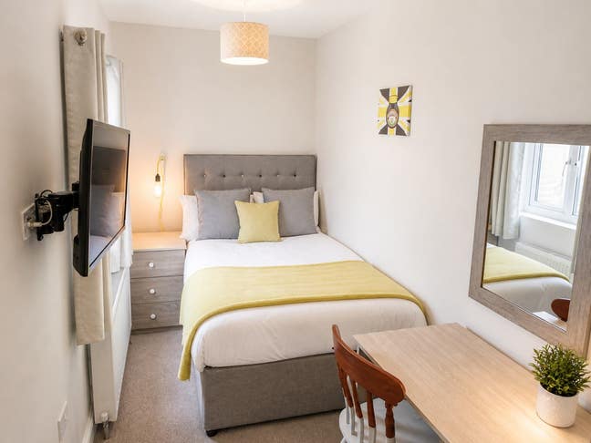 Elegant Rooms walking distance to the Town Centre Main Photo