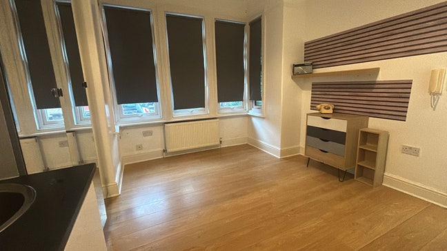 One Bed Studio to Rent to Rent in Cricklewood, NW2 Main Photo