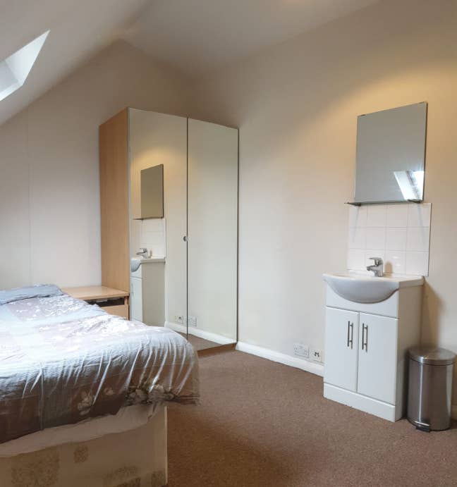 Spacious Double-Sized Room – Slough Main Photo