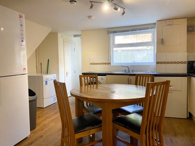 No Deposit: 15 min walk to Station Main Photo