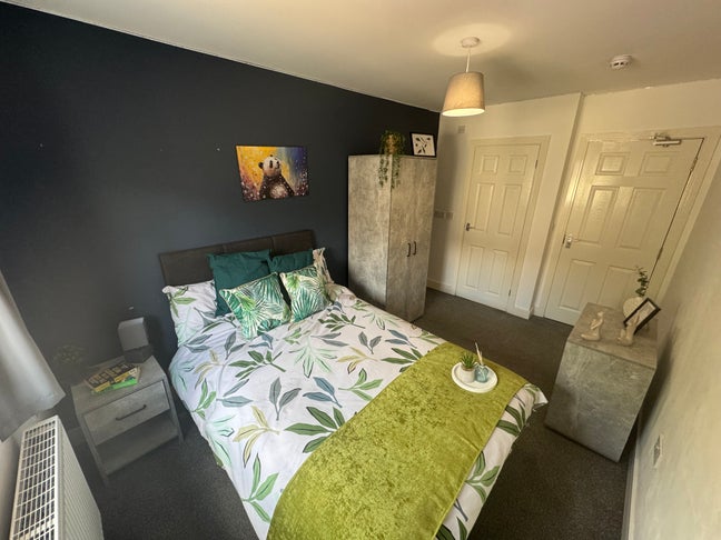🏡 Stylish Fully Furnished Double En-Suite Room –  Main Photo
