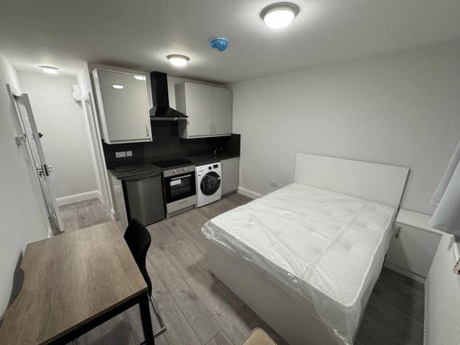 *Modern Furnished Studio Flat to Rent – IG3 Main Photo