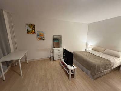 Bright Double Room next to Hoxton Station | June 8 Main Photo