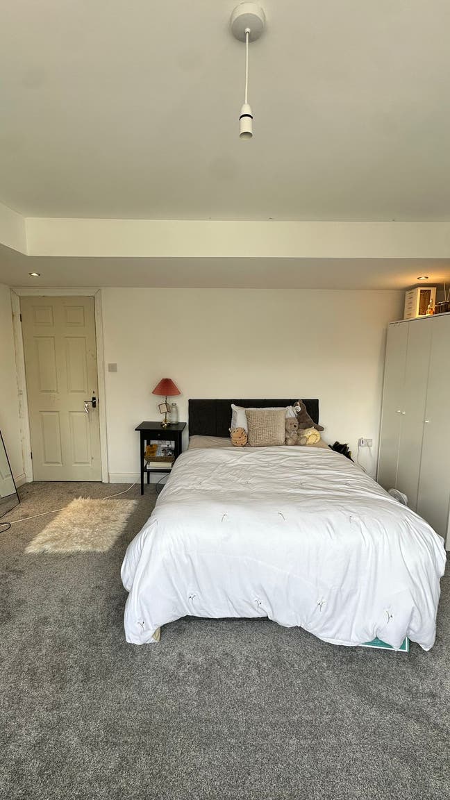 Double bedroom to let with all bills included Main Photo