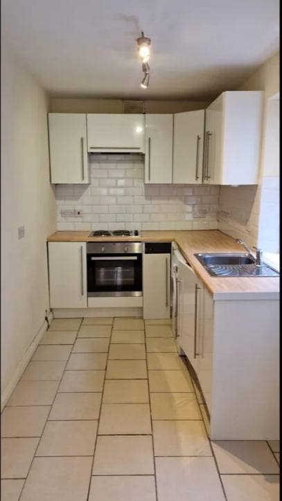 Lovely 2 Bedroom House with Garden Main Photo