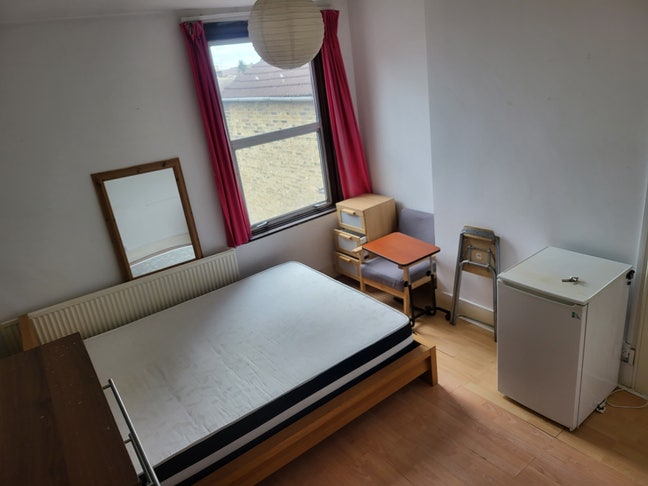 LARGE room E15 Main Photo