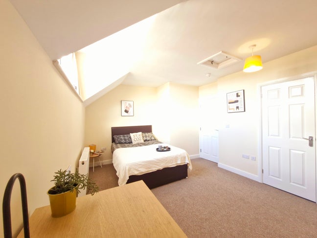 Luxury Attic Ensuite Room  to Let - 131TS Main Photo