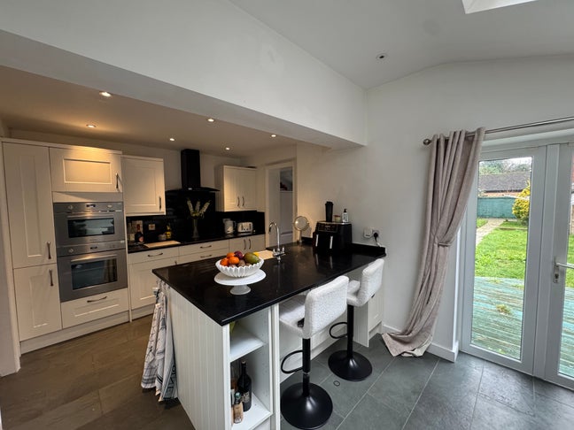 Modern, well presented double room  Main Photo