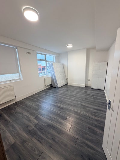 Double room 5 mins from Newbury Park station Main Photo