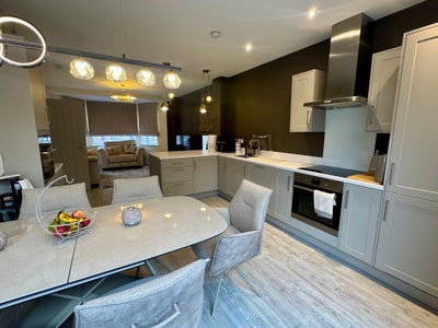 🏡 Modern Furnished En-Suite Double Room + Parking Main Photo