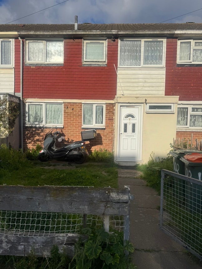 Spacious 4-Bed Home with Living Room - East Ham E6 Main Photo