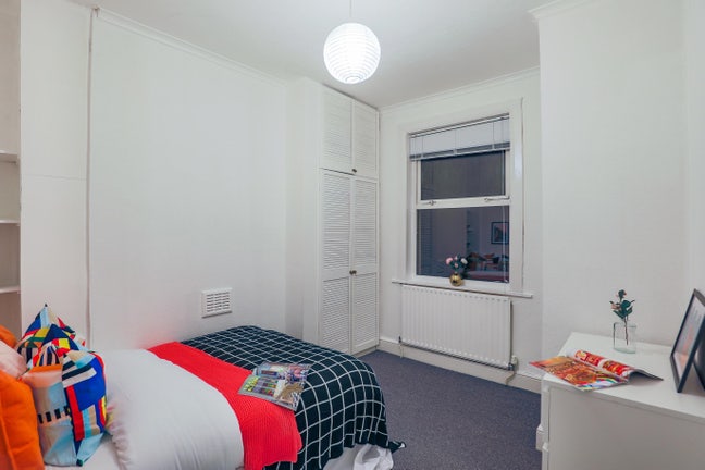 Luxury Rooms Available - No Deposit  Main Photo