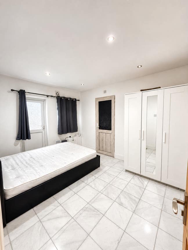 En-suite bedroom for rent in Uxbridge  Main Photo