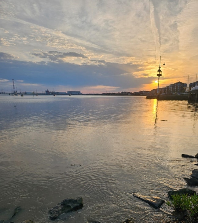 Riverside living with beautiful Thames views Main Photo