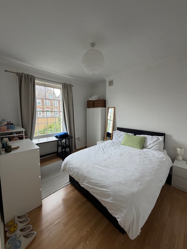 De Beauvoir Large Bedroom Main Photo