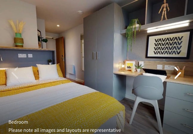 En-suite standard double room in Leeds City Centre Main Photo