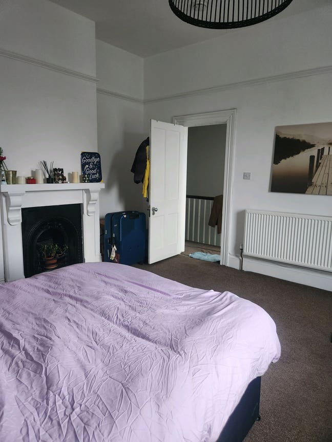 1 large double bedroom Main Photo