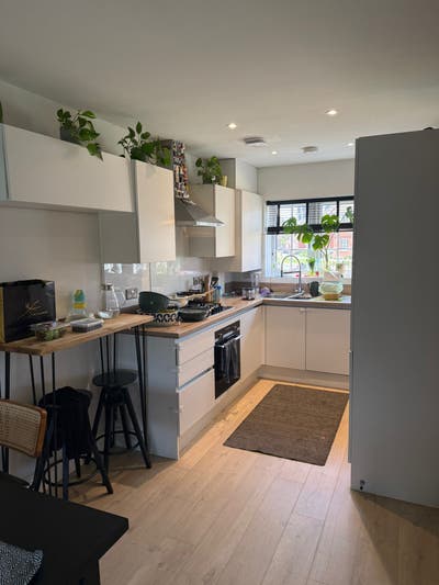 Modern Rooms Available – Near Gatwick Airport  Main Photo