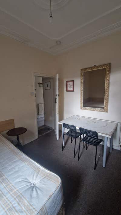 Double room in quiet house N22 Main Photo