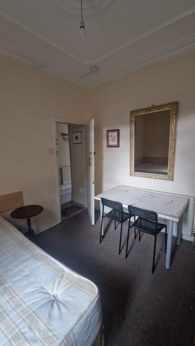 Double room in quiet house N22 Main Photo