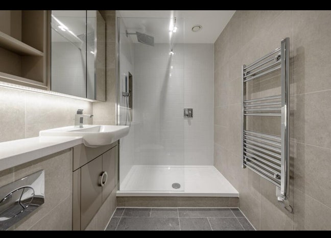 Bright & Spacious Room , balcony +transport Main Photo