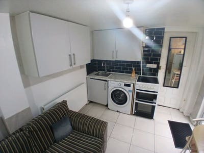 Self Contained Studio with All Bills inc.Incroydon Main Photo