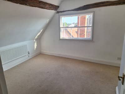 Room in flat, unfurnished. relaxed & respectful Main Photo