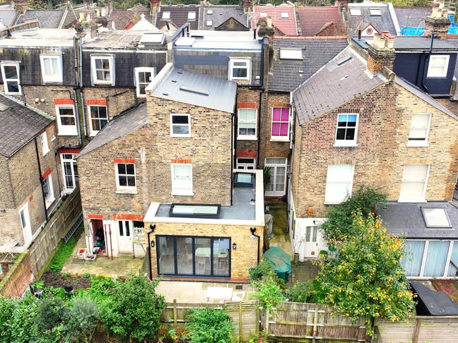 Luxury ensuites in Putney Main Photo