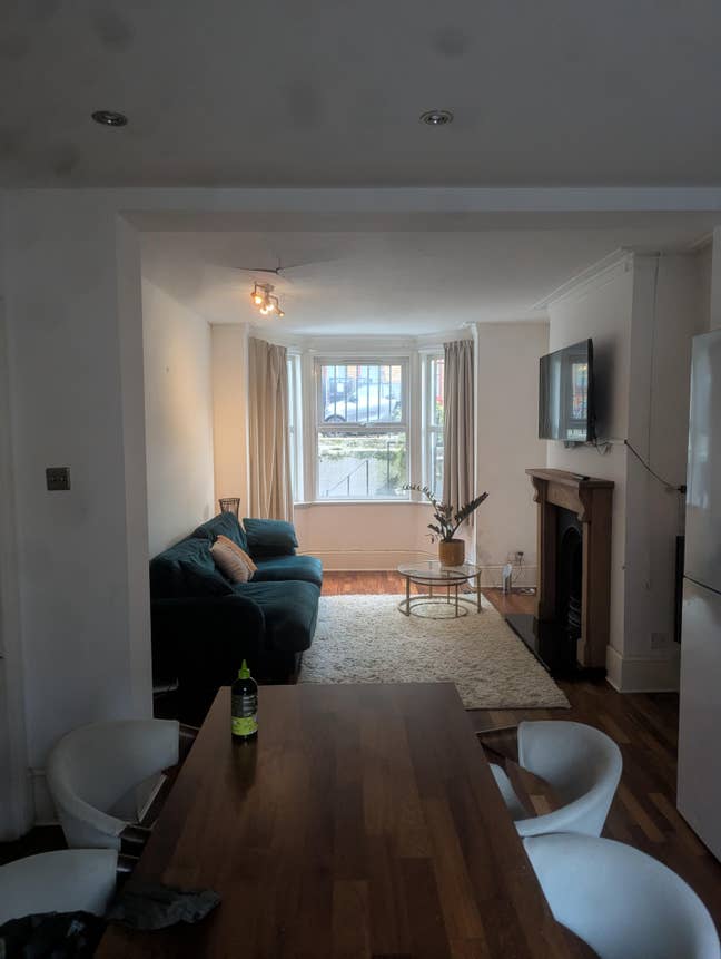 Spacious well lit furnished 2 bed house Main Photo